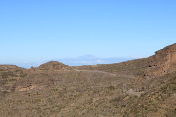 Fototapeta na wymiar ntergrund der prominenteste Vulkan der Kanarischen Inseln, der Pico del Teide auf Teneriffa. Mit einer Höhe von 3718 Metern ist er zugleich der höchste Berg Spaniens. Gran Canaria , Spanien