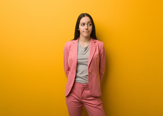 Obraz premium Young modern business woman thinking about an idea