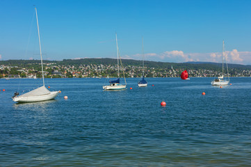 Fototapeta na wymiar Boats on Lake Zurich in Switzerland, view from the city of Zurich at the beginning of May.