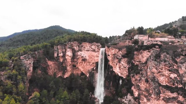 cascada monta&ntilde;a paisaje lloviendo