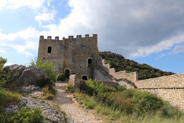 Fototapeta na wymiar Château médiéval de Saint Montan en Ardèche construit au 11 ème siècle