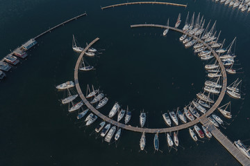 Luftaufnahme eines Yachthafen auf der Ostseeinsel Fehmarn
