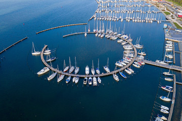 Luftaufnahme eines Yachthafen auf der Ostseeinsel Fehmarn