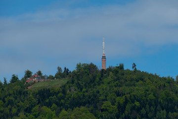 Obraz premium Blick auf den Berg Merkur, mit Aussichtsturm in Baden-Baden 