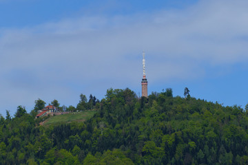 Obraz premium Blick auf den Berg Merkur, mit Aussichtsturm in Baden-Baden 