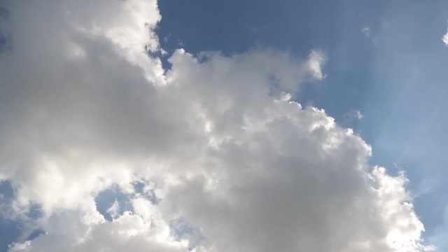 cielo blu con nuvole e raggi di sole, blue sky with clouds and sunbeams