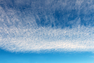Cielo azul con nubes 