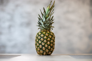 Ananas na stole © andsko