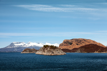 Naklejka premium Unterwegs mit dem Schiff auf einem Fjord in Norwegen