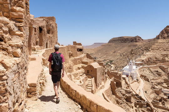 Touriste dans le village berb&egrave;re de Chenini, Tunisie