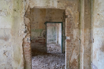 Stimmungsvolle Innenansicht eine verlassenen Hauses in Berlin