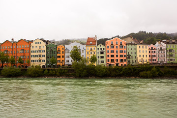 Obraz premium Colorful houses in Innsbruck with Inn river in the background. Beautiful view of the historic city center of Innsbruck.
