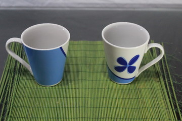 tazas azules con flor