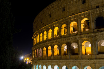 Naklejka premium Wgląd nocy Koloseum, punkt orientacyjny Rzymu, Włochy