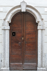 Fototapeta na wymiar antica porta ingresso casa italia