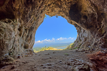 Blick aus der Höhle von Nestor auf Gialova Beach, Navarino, Peloponnes, Griechanland