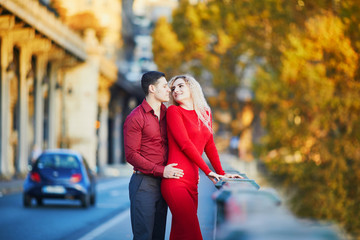 Fototapeta premium Romantic couple on Bir-Hakeim bridge in Paris, France
