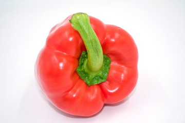 rote Paprika von vorne auf weiß isoliert