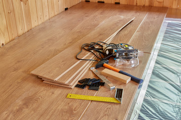 Laying laminate covering on heat-insulated floor