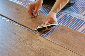 Laying laminate covering on heat-insulated floor