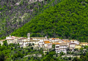 Fototapeta na wymiar landscape of Posta Fibreno small town amid Italian Apennine mountains