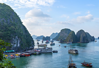 Cruise traditional ship Ha Long Bay boasts incredible islands, spectacular limestone karsts, fascinating grottos, and natural cave formations.