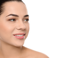 Obraz premium Portret młodej kobiety z piękną twarz i naturalny makijaż na białym tle, zbliżenie