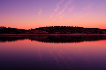 Atardecer en Embalse Guadalix de la Sierra, España.