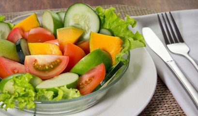 Ensalada fresca de frutas y verduras