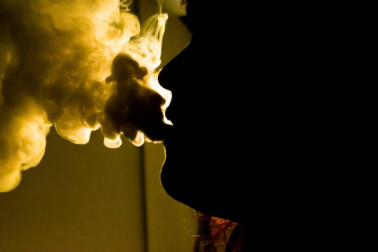Mujer vapeando