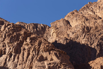 Obraz premium Egipt. Góra Synaj rano o wschodzie słońca. (Góra Horeb, Gabal Musa, Góra Mojżesza). Miejsce pielgrzymek i znane miejsce turystyczne.