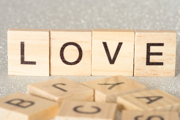 Das Wort Love gemacht aus Holzbuchstaben
