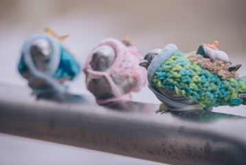 防寒する鳥の像（Statue of a bird that protects against the cold）