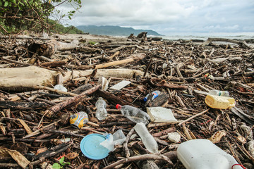Pollution sur une plage du Costa Rica après de grosse pluies, les déchets qui étaient dans les rivières se retrouvent sur cette plage du pacifique. Santa Teresa, Costa Rica
