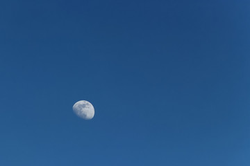 Zunehmender Mond am Tageshimmel