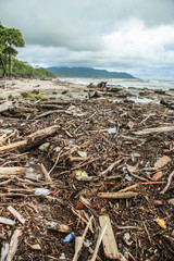 Pollution sur une plage du Costa Rica après de grosse pluies, les déchets qui étaient dans les rivières se retrouvent sur cette plage du pacifique. Santa Teresa, Costa Rica