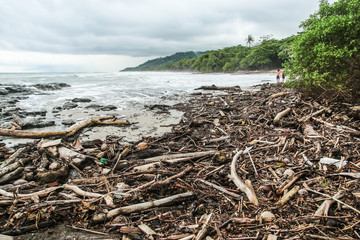 Fototapeta na wymiar Pollution sur une plage du Costa Rica après de grosse pluies, les déchets qui étaient dans les rivières se retrouvent sur cette plage du pacifique. Santa Teresa, Costa Rica