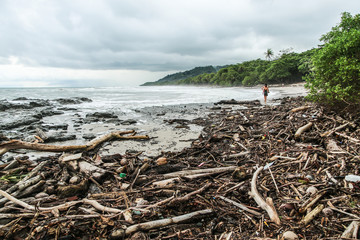 Pollution sur une plage du Costa Rica après de grosse pluies, les déchets qui étaient dans les rivières se retrouvent sur cette plage du pacifique. Santa Teresa, Costa Rica