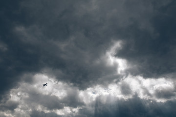 曇り空と飛行機（Cloudy sky and plane）