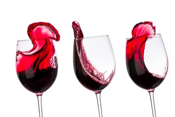 Deurstickers rode wijn in glazen met spatten op een witte achtergrond geïsoleerd © Andrey