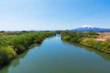 Fototapeta na wymiar (青森県-風景)津軽富士の岩木山と岩木川の風景４