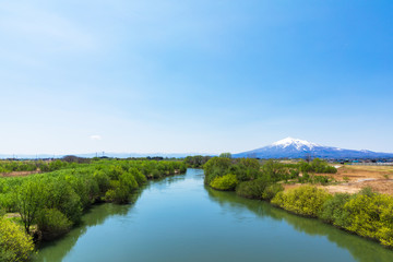 Fototapeta na wymiar (青森県-風景)津軽富士の岩木山と岩木川の風景５