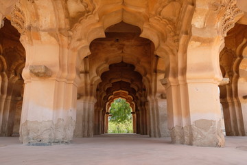 arches au sein d'un temple, hampi, inde