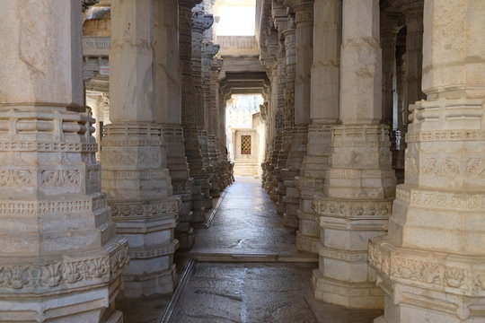 g&eacute;om&eacute;trie sacr&eacute;e avec les collones du temple jain de ranakpur, inde