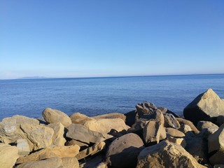 Fototapeta na wymiar Meer, Sea, Beach, Stones, Steine, Wasser, blauer Himmel, Sonne, Küste, Himmel, Ozean, Fels, Landschaft