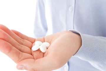 薬・サプリメントを服用する若い女性