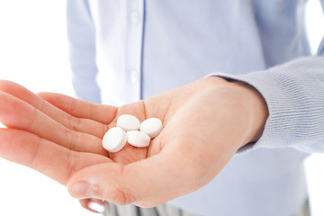 薬・サプリメントを服用する若い女性