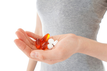 薬・サプリメントを服用する若い女性