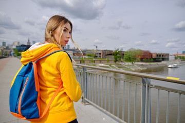 Obraz premium City running healthy lifestyle banner runner woman getting ready to run in urban background.
