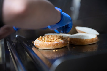 Cocinando hamburguesa en plancha de restaurante